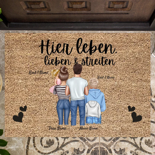 Hier leben, lieben & streiten wir - Personalisierte Familien Fußmatte (Erwachsene mit 1-4 Kinder, Teenager)