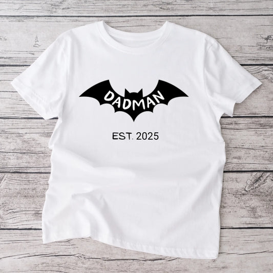 Dadman/ Badmom seit 2025 - Personalisiertes T-Shirt für werdende Väter, Ankündigung Geburt/ Schwangerschaft 100% Baumwolle