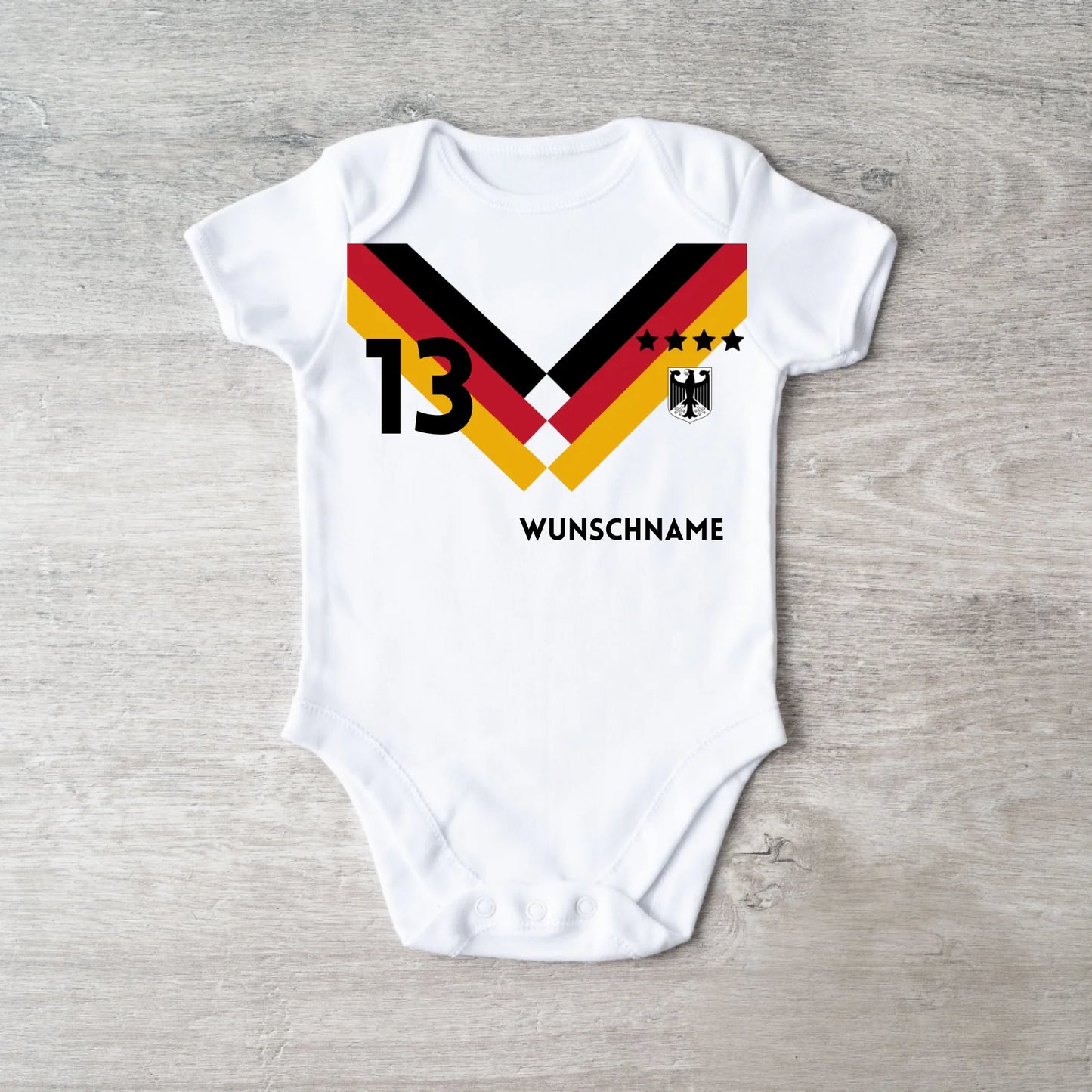 Deutschland Fußball Trikot Strampler - Personalisierter Baby-Onesie, Body mit anpassbarem Namen und Trikotnummer, 100% Bio-Baumwolle, WM 2026