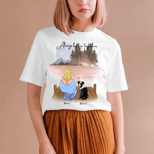 Ladda upp bild till gallerivisning, Frauchen mit Haustier &amp; Getränk - Personalisiertes T-Shirt (Hund &amp; Katze)
