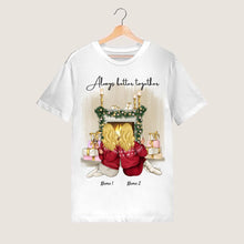 Indlæs billede til gallerivisning Juleveninder ved pejsen med drink - personlig T-shirt (2-3 kvinder)
