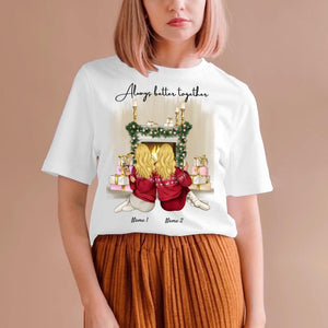 Juliga väninnor vid brasan med en drink - personlig T-shirt (2-3 kvinnor)