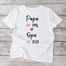 Ladda upp bild till gallerivisning, Papa seit und Opa seit - Personalisiertes T-Shirt für Papa, Opa, zur Verkündung (100% Baumwolle, Unisex)
