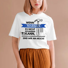 Ladda upp bild till gallerivisning, Wenn Papa es nicht reparieren kann, sind wir am Arsch - Personalisiertes T-Shirt für Männer (100% Baumwolle, Unisex)
